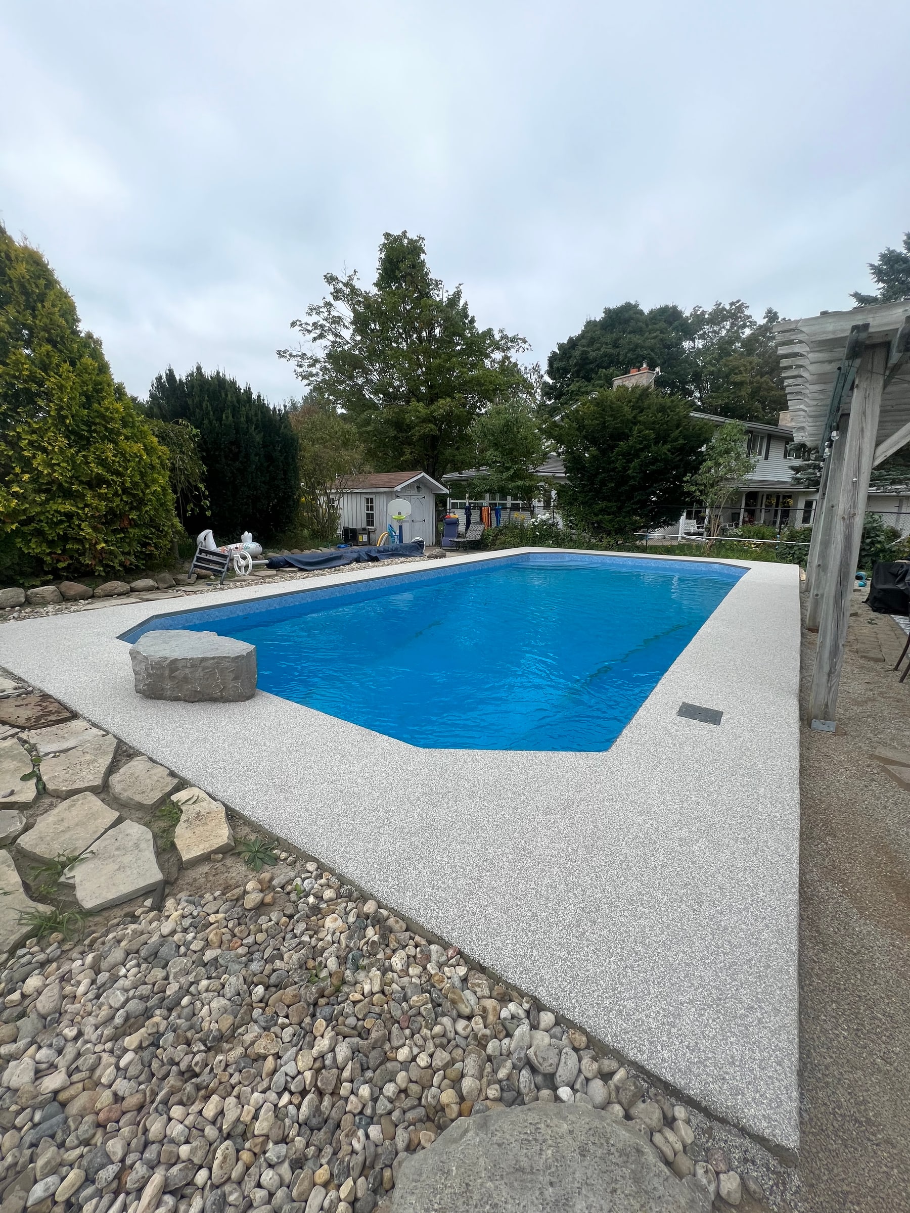 Light grey rubber pool deck