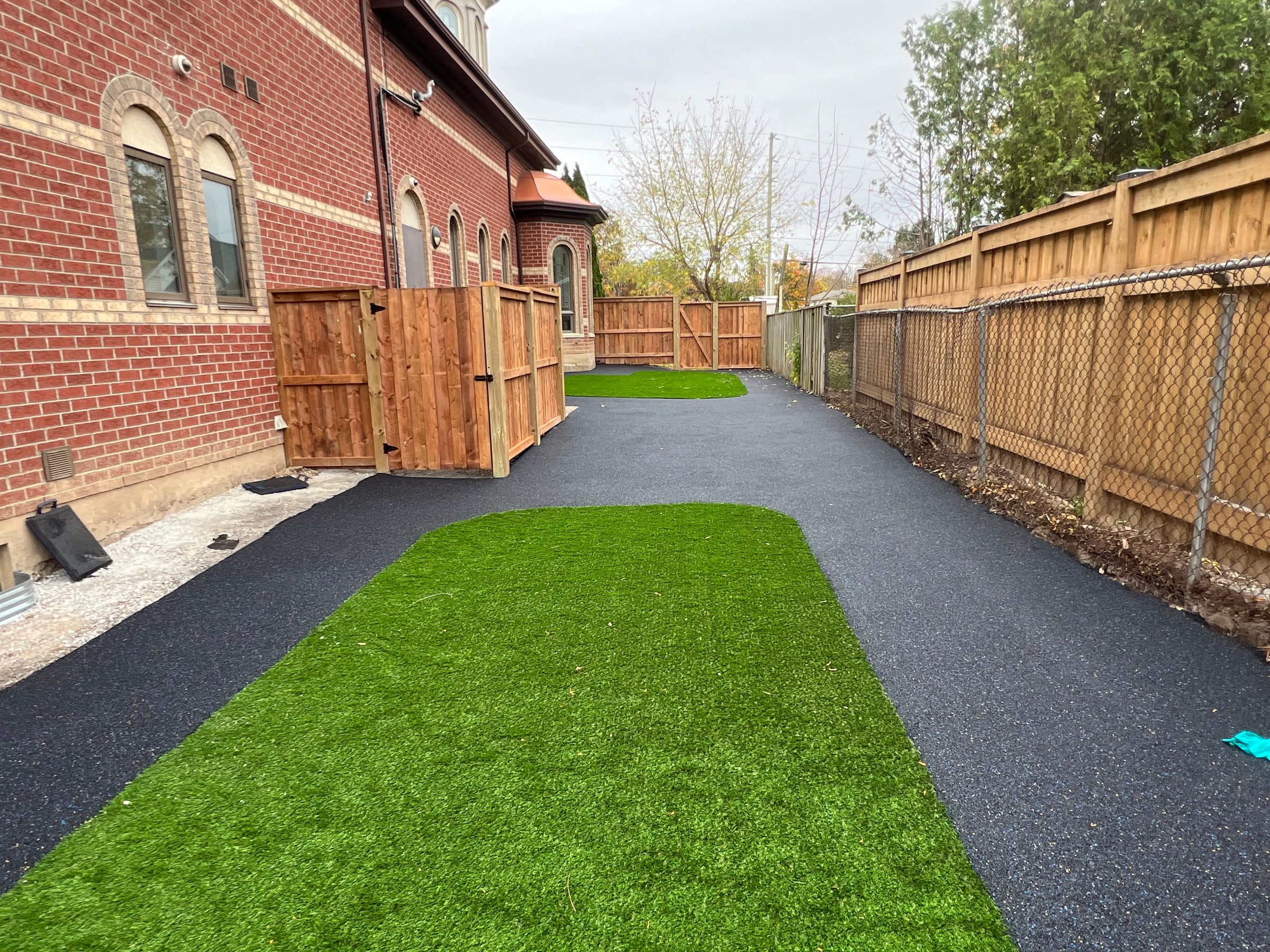 Side yard artificial turf