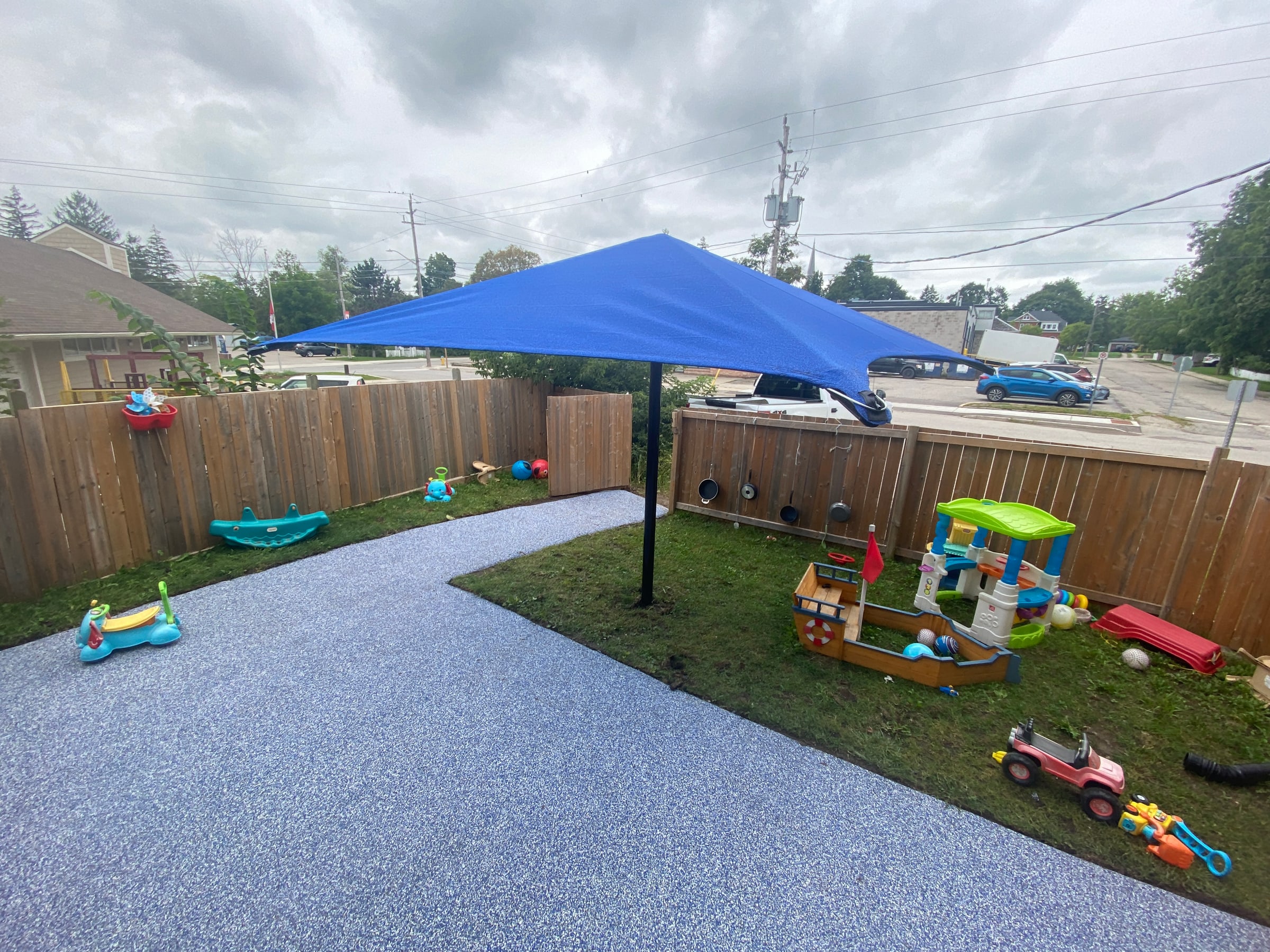 Sun shade structure with rubber surfacing