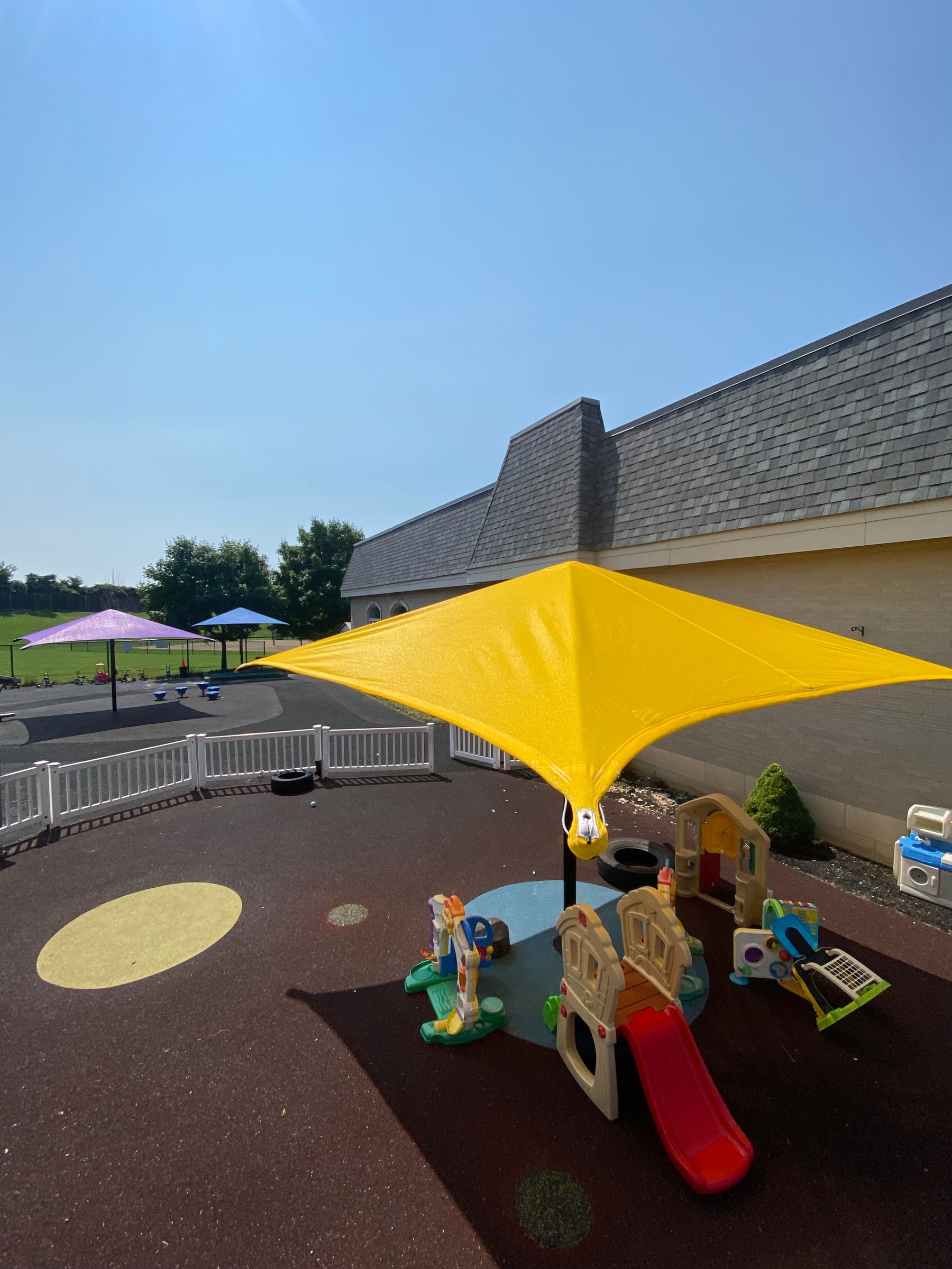 Yellow shade structure for sun protection