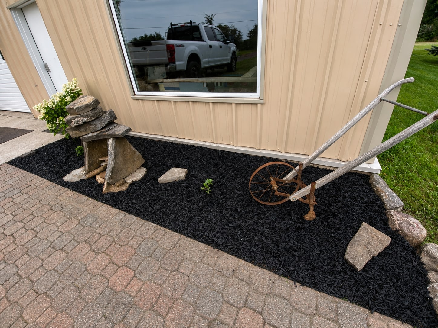 Rubber mulch shop garden top-up