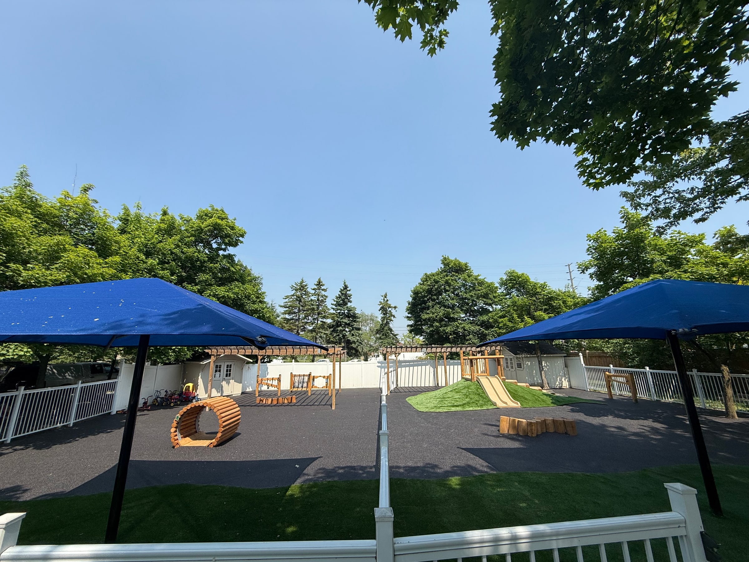 Daycare Mango - rubber surfacing, shade structures, and artificial turf